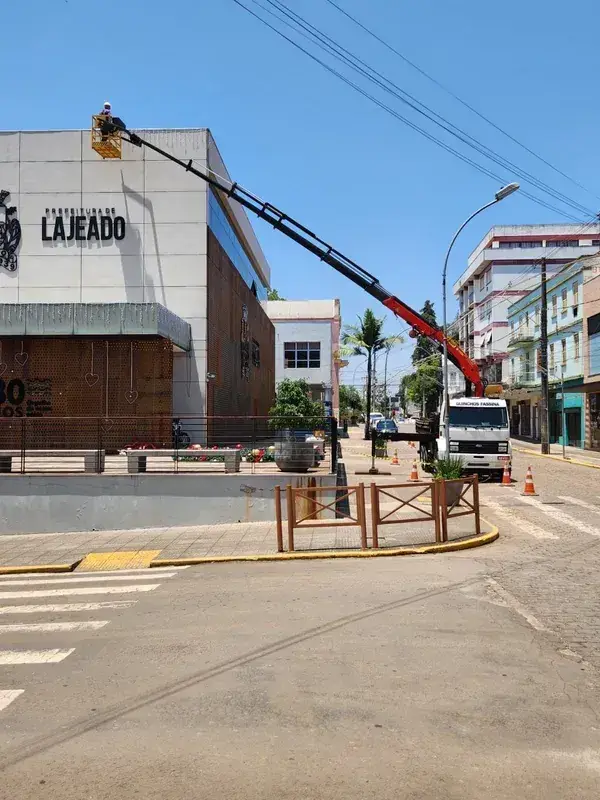 Cesto aéreo no centro de Lajeado