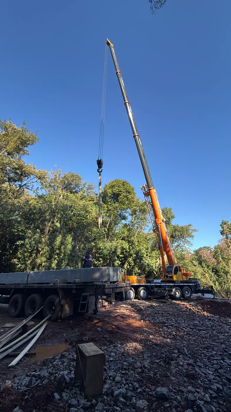 Guindaste realizando içamento em obra