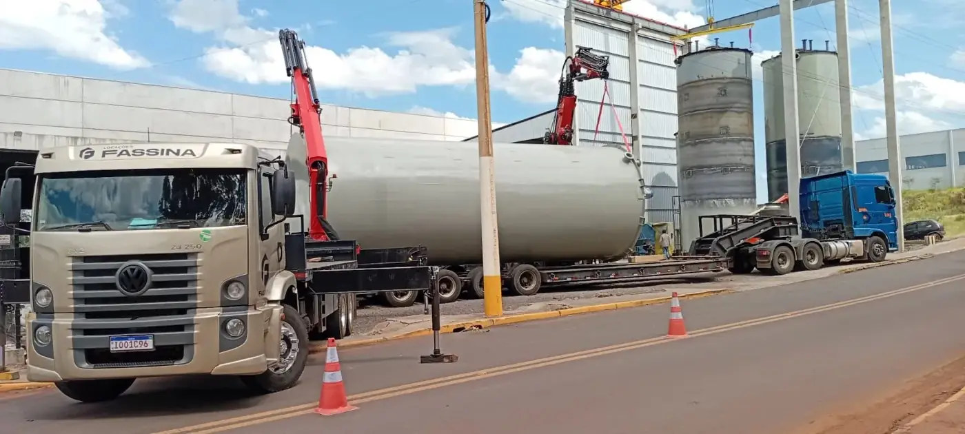 Caminhão Munck Fassina içando tanque industrial