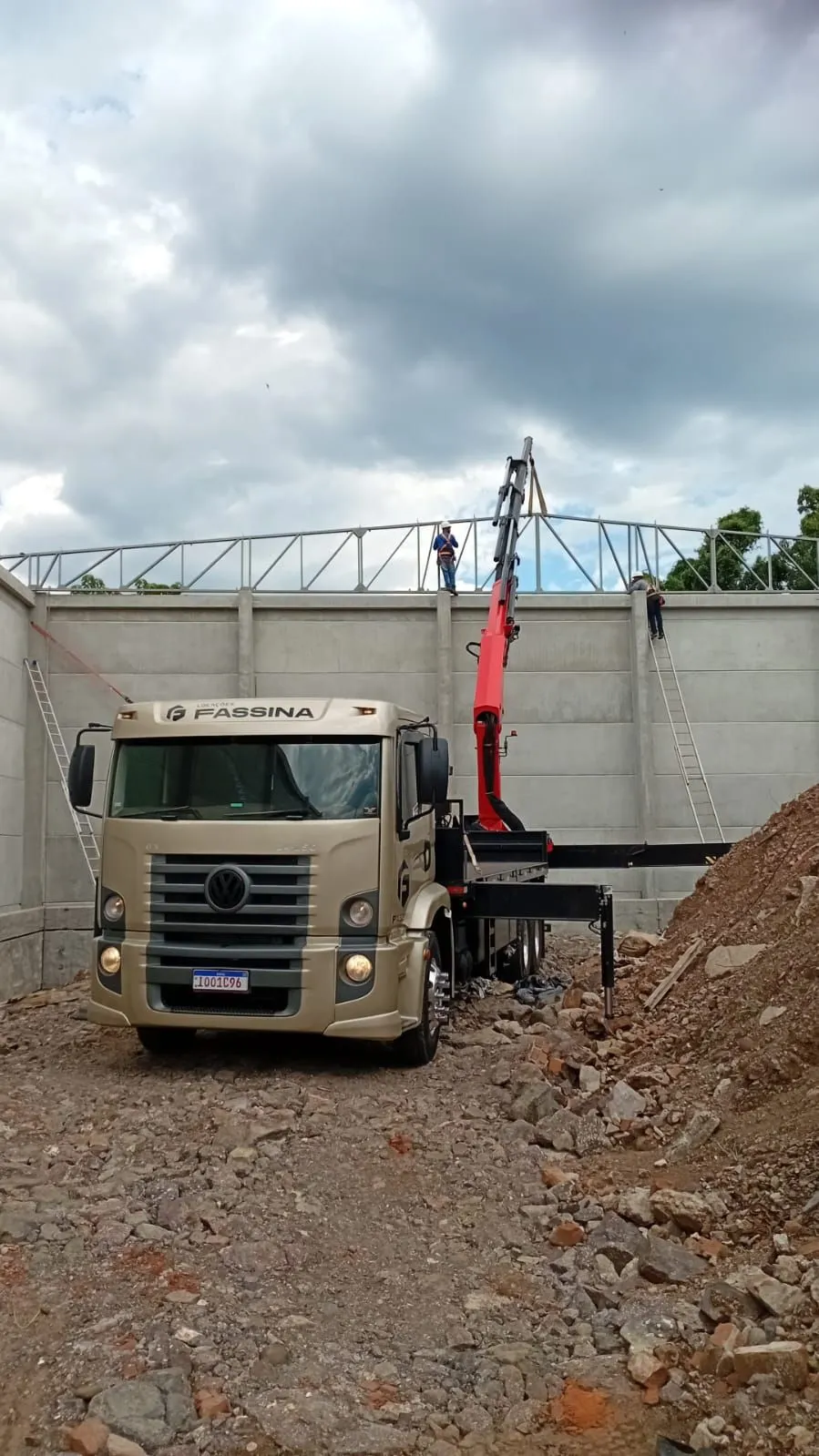 Caminhão Munck Fassina em canteiro de obras